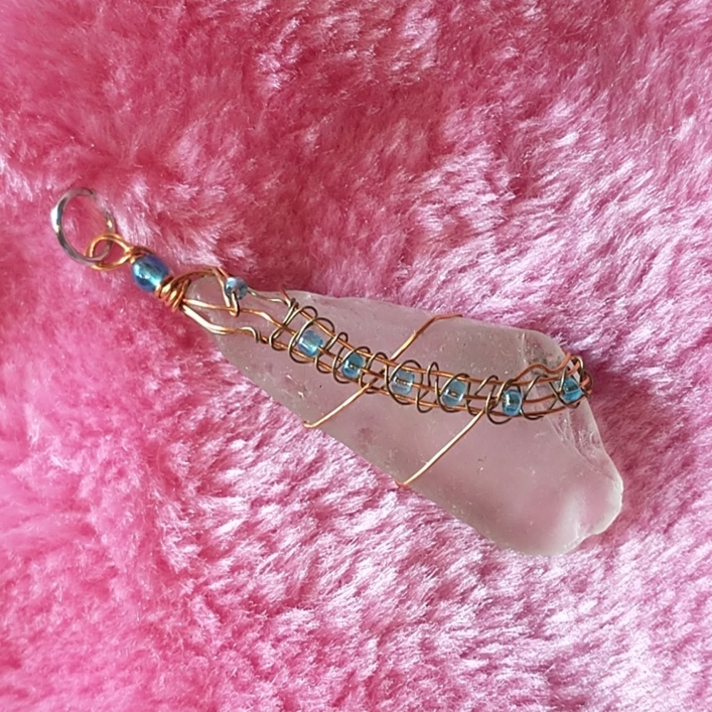 NWT Beautiful Handcrafted Canadian 🇨🇦 Beach Glass Pendant